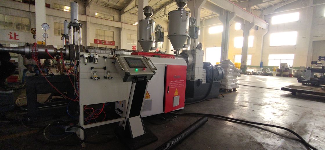 उन्नत पीएलसी नियंत्रण प्रणाली और 50 मिमी-200 मिमी पाइप व्यास रेंज के लिए 28/36 जोड़े मोल्ड के साथ स्वचालित डबल वॉल नालीदार पाइप एक्सट्रूज़न लाइन