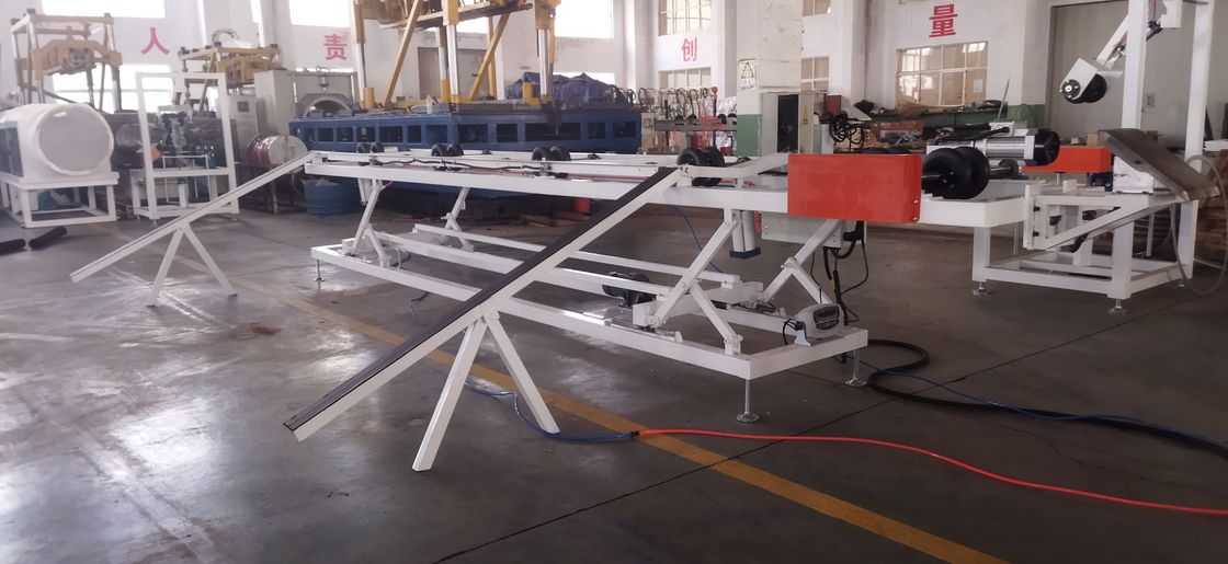 63 मिमी न्यूनतम पाइप व्यास डबल वॉल नालीदार पाइप एक्सट्रूज़न लाइन जिसमें HV>940 बैरल कठोरता और पीएलसी नियंत्रण प्रणाली है