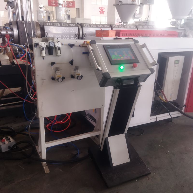 सीमेंस मोटर और 8-15 किलोग्राम/घंटे की क्षमता के साथ स्वचालित कम्प्यूटरीकृत डबल वॉल नालीदार पाइप एक्सट्रूज़न लाइन