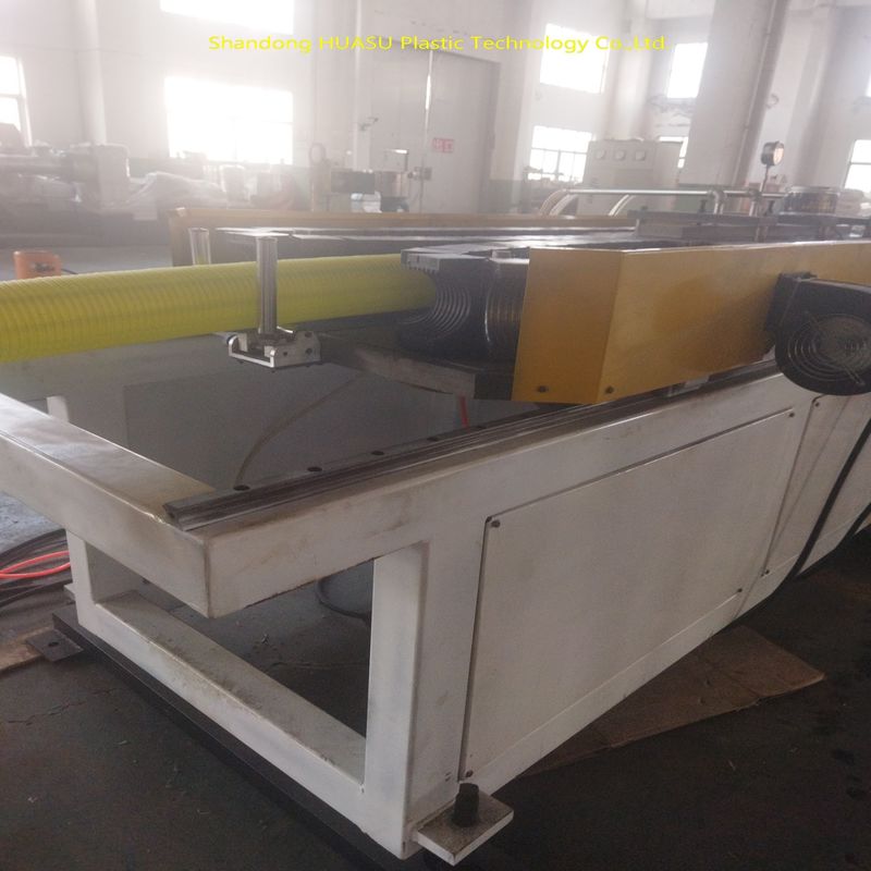 कस्टमाइज़ेबल आउटपुट के लिए सीमेंस एबीबी मुख्य विद्युत और जल वायु शीतलन के साथ स्वचालित प्लास्टिक पाइप एक्सट्रूज़न लाइन