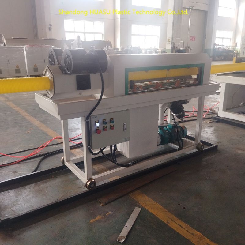 कस्टमाइज़ेबल आउटपुट के लिए सीमेंस एबीबी मुख्य विद्युत और जल वायु शीतलन के साथ स्वचालित प्लास्टिक पाइप एक्सट्रूज़न लाइन