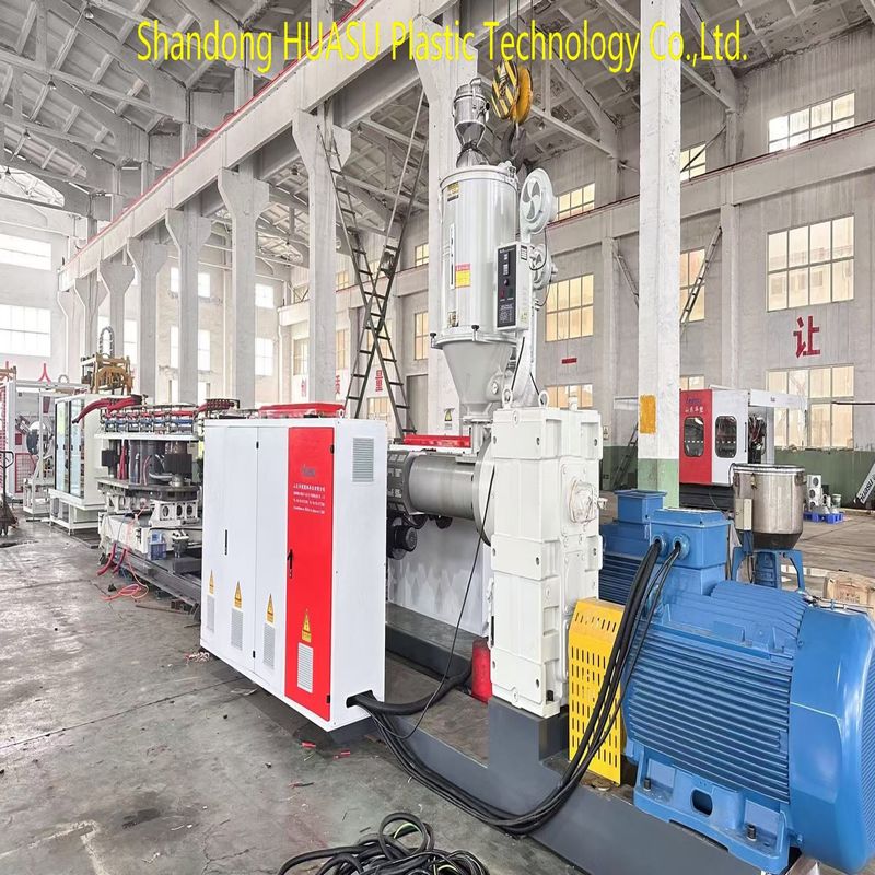 कस्टमाइज़ेबल आउटपुट के लिए सीमेंस एबीबी मुख्य विद्युत और जल वायु शीतलन के साथ स्वचालित प्लास्टिक पाइप एक्सट्रूज़न लाइन