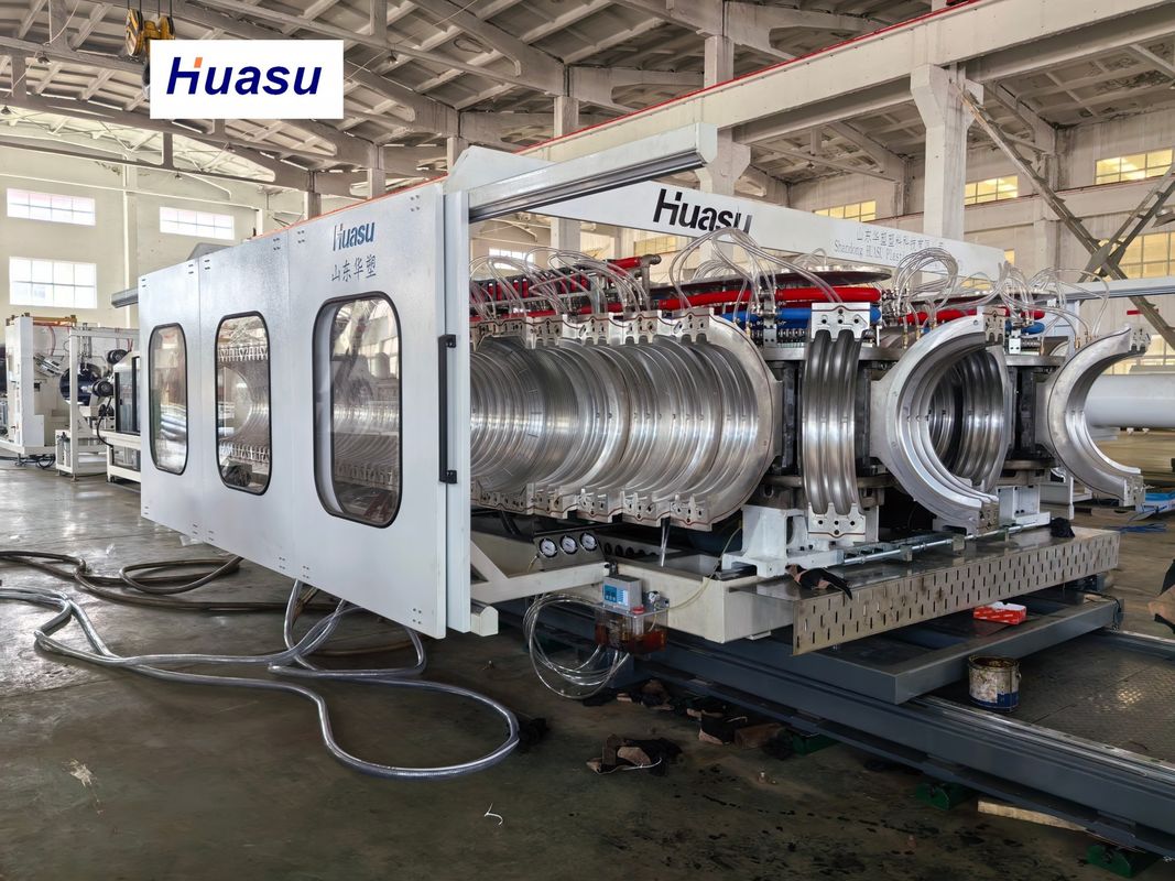 स्वचालित पीवीसी नालीदार पाइप उत्पादन लाइन 32-1600 मिमी पाइप व्यास 60-2000kg/h क्षमता और सीमेंस पीएलसी प्रणाली के साथ