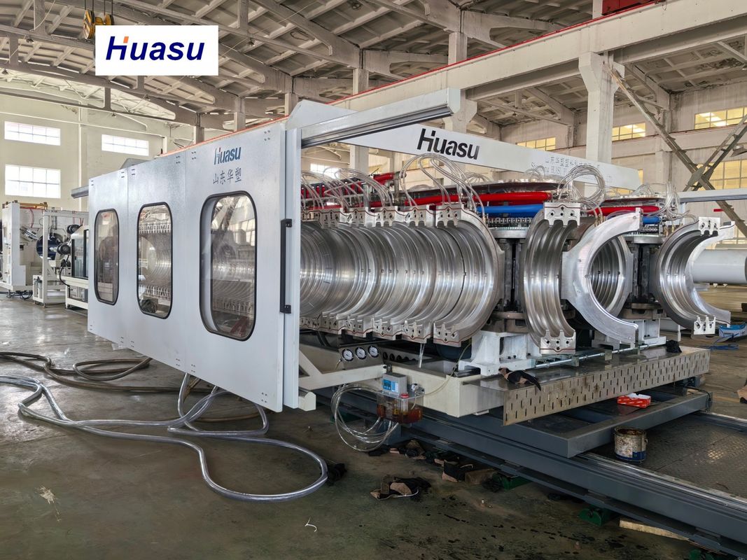 स्वचालित पीवीसी नालीदार पाइप उत्पादन लाइन 32-1600 मिमी पाइप व्यास 60-2000kg/h क्षमता और सीमेंस पीएलसी प्रणाली के साथ