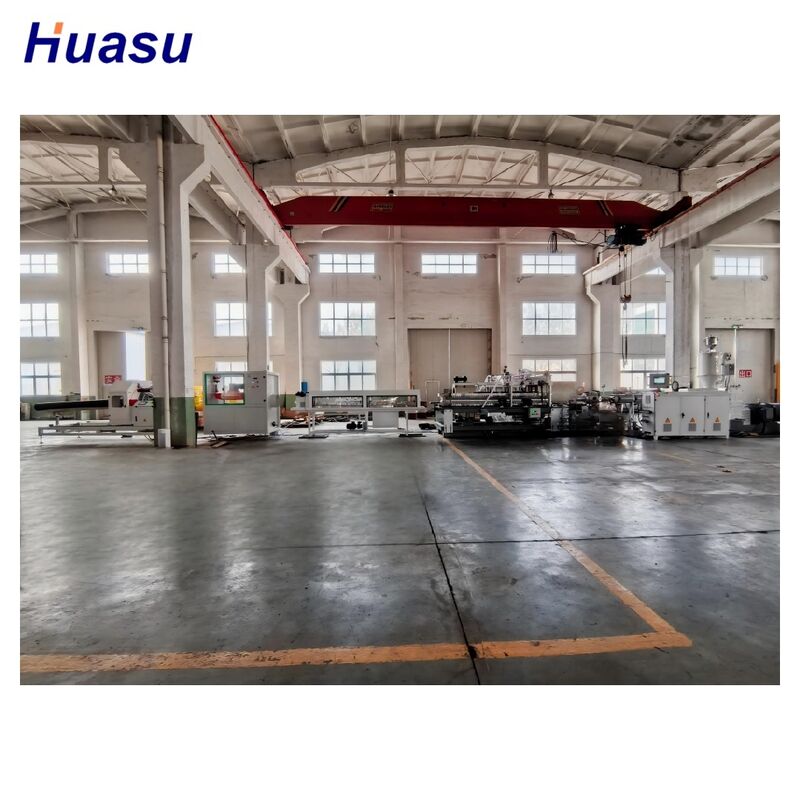 पीएलसी नियंत्रण टच स्क्रीन इंटरफ़ेस और उच्च स्वचालन के साथ 32 मिमी-1600 मिमी केबल सुरक्षा नालीदार पाइप एक्सट्रूज़न लाइन