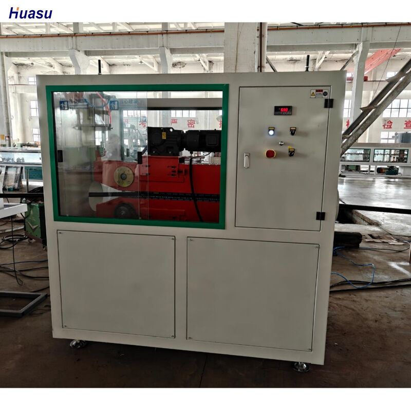 पीएलसी नियंत्रण, 37kw मोटर शक्ति, और सुसंगत पाइप उत्पादन के लिए एकल पेंच डिजाइन के साथ एकल दीवार नालीदार पाइप एक्सट्रूज़न लाइन