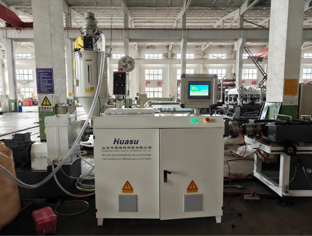 पीएलसी नियंत्रण एकल दीवार घुमावदार पाइप एक्सट्रूज़न लाइन 37kw मोटर शक्ति और बैरल नाइट्राइडिंग गहराई 0.4 ∼ 0.7 मिमी के साथ