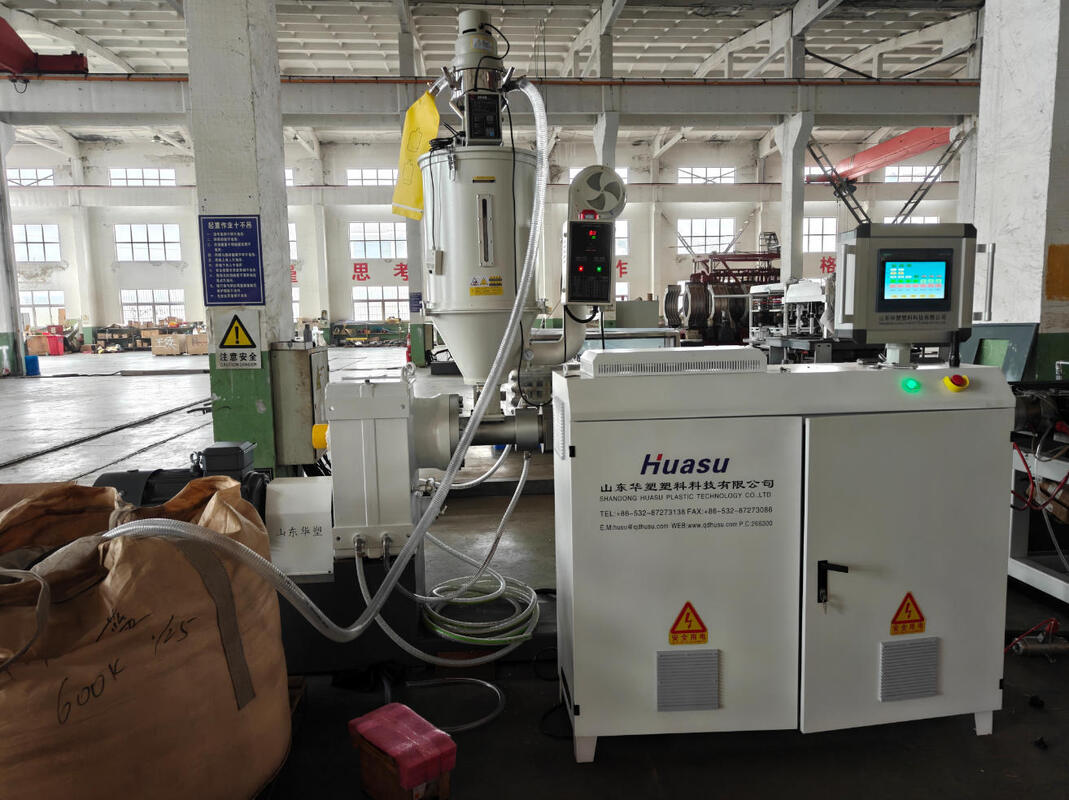 पीएलसी नियंत्रण एकल दीवार घुमावदार पाइप एक्सट्रूज़न लाइन 37kw मोटर शक्ति और बैरल नाइट्राइडिंग गहराई 0.4 ∼ 0.7 मिमी के साथ