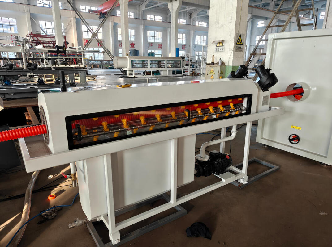 सिमेंस इलेक्ट्रिक डबल वॉल वेरगेटेड पाइप एक्सट्रूज़न लाइन पानी शीतलन और 100 किलोग्राम/घंटा - 2000 किलोग्राम/घंटा उत्पादन क्षमता के साथ