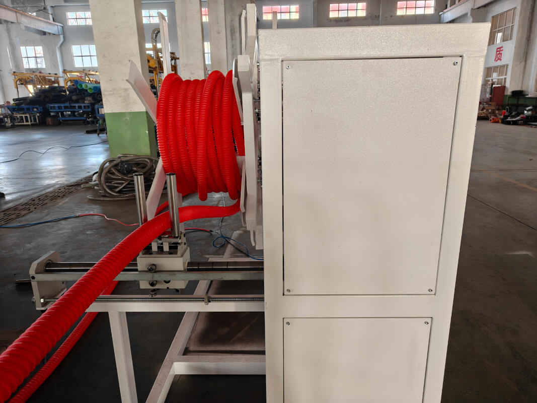 पीएलसी नियंत्रण प्रणाली एकल दीवार नालीदार पाइप एक्सट्रूज़न लाइन जिसमें जल शीतलन विधि और सीमेंस मुख्य मोटर है